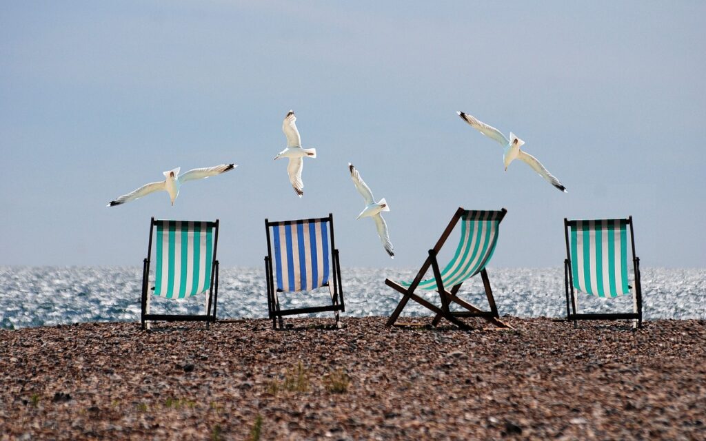 beach, seagulls, deckchairs-814679.jpg